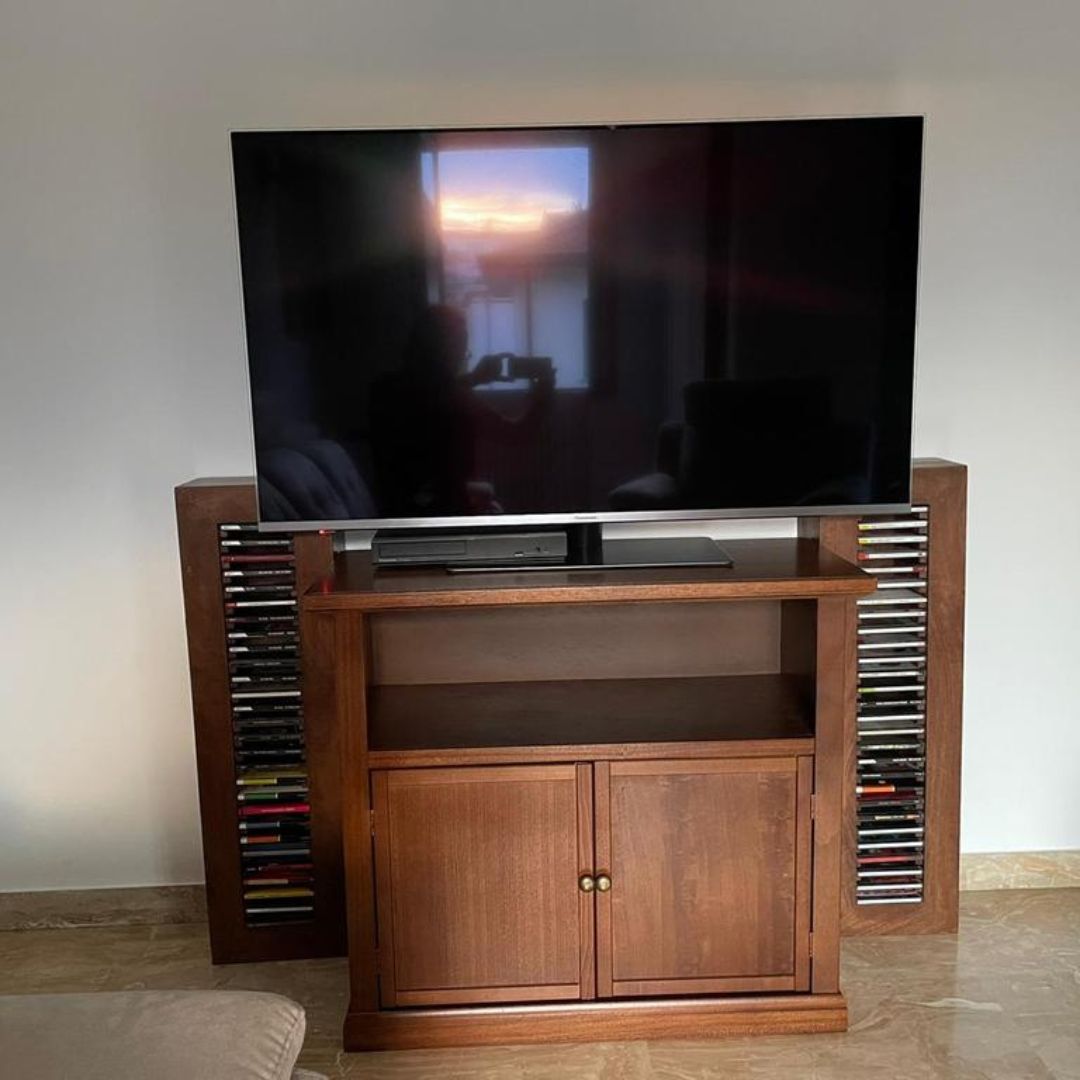 Mobile porta TV in legno con acquario posizionato sopra e vano a giorno